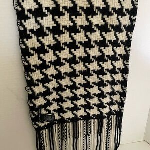 Banana Republic Black and White Houndstooth Scarf, Lambswool/Angora Blend